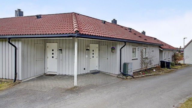 Fasade ved inngangsparti - overbygget - trappefri adkomst