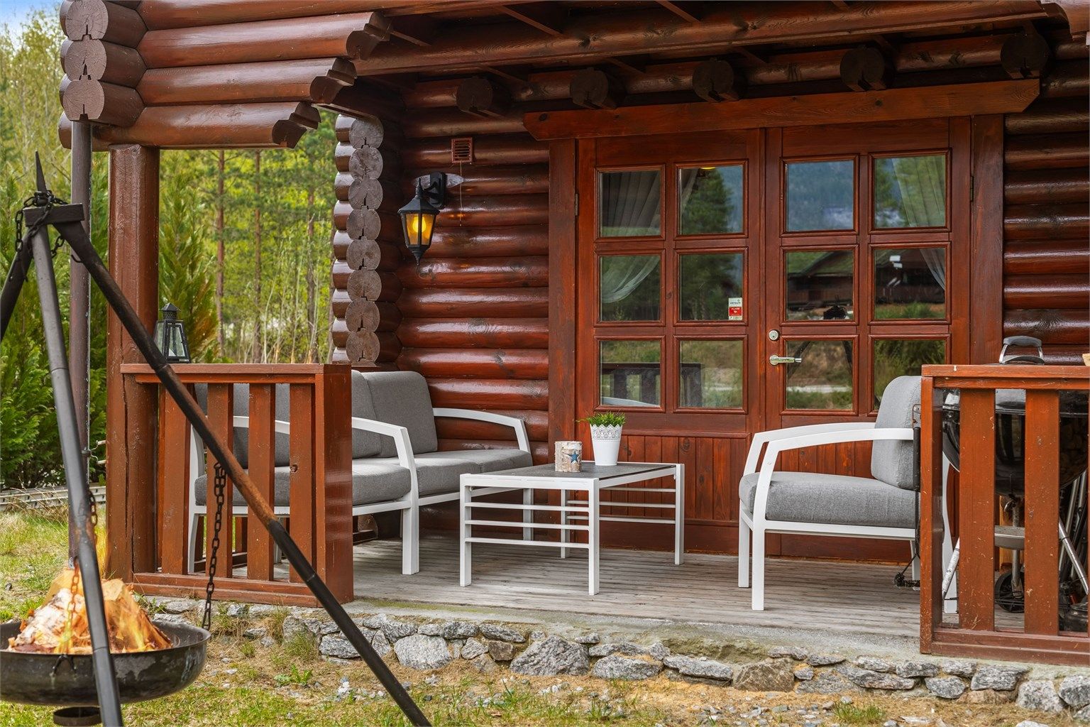 Koselig uteplass under tak og på plensatt område