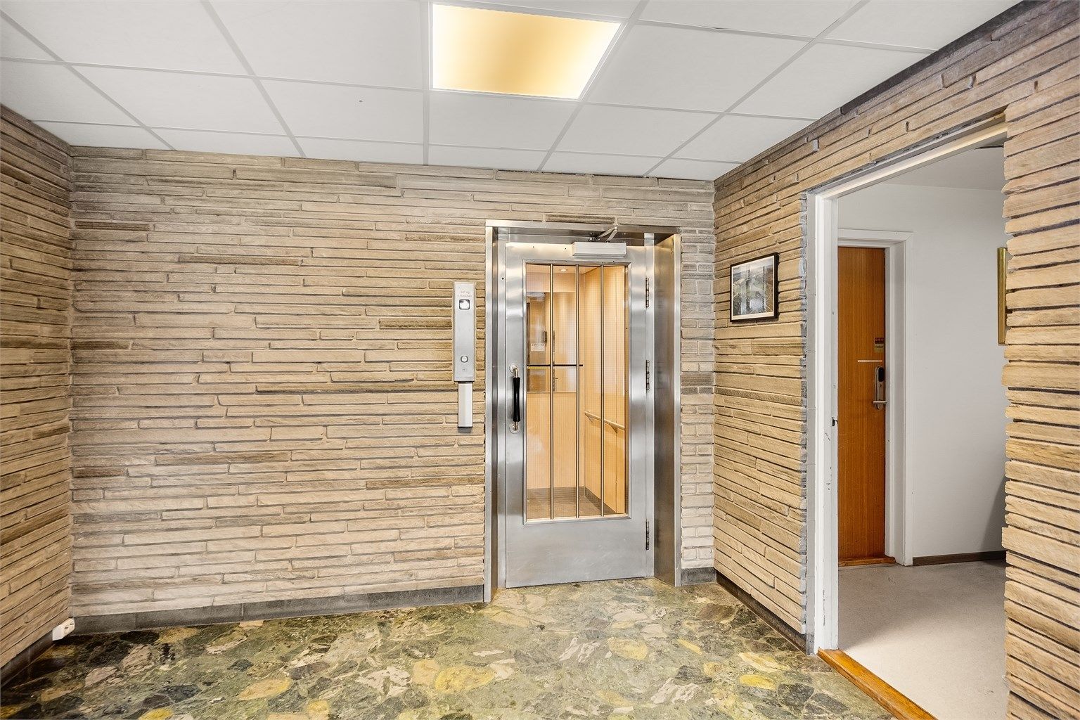 Bygget har heis som tar deg enkelt opp til leiligheten i 3. etasje. Det finnes selvsagt også en trappeoppgang. 