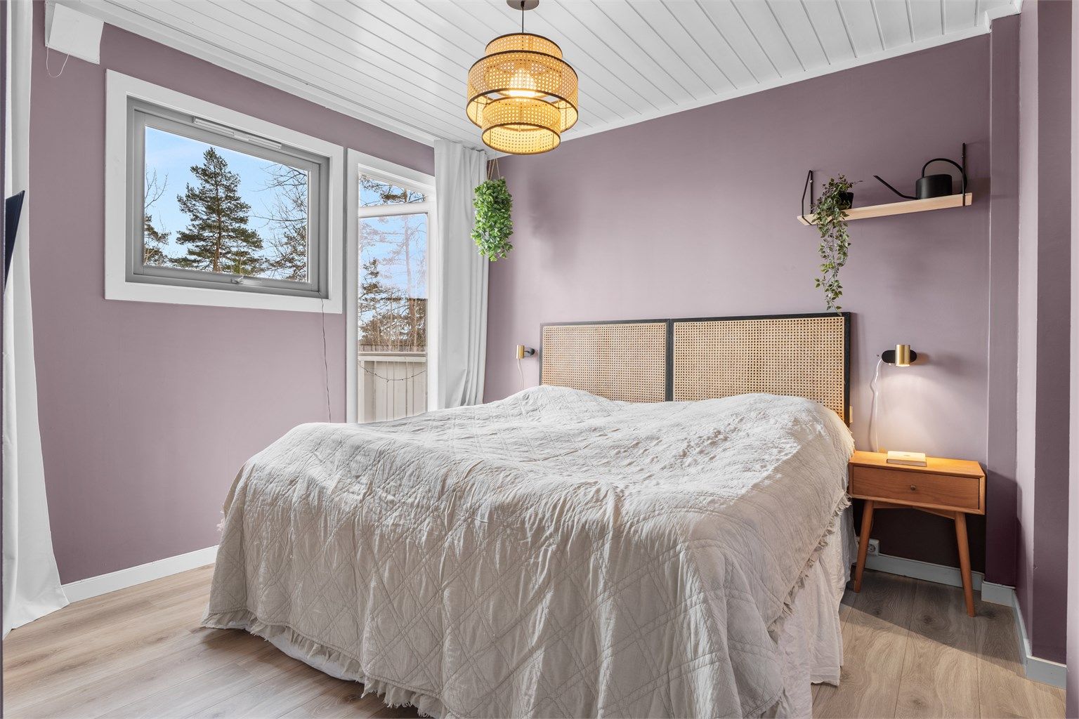 Hovedsoverom - God plass til stor dobbelt seng og tilhørende nattbord, direkte utgang til nordøstvendt altan.