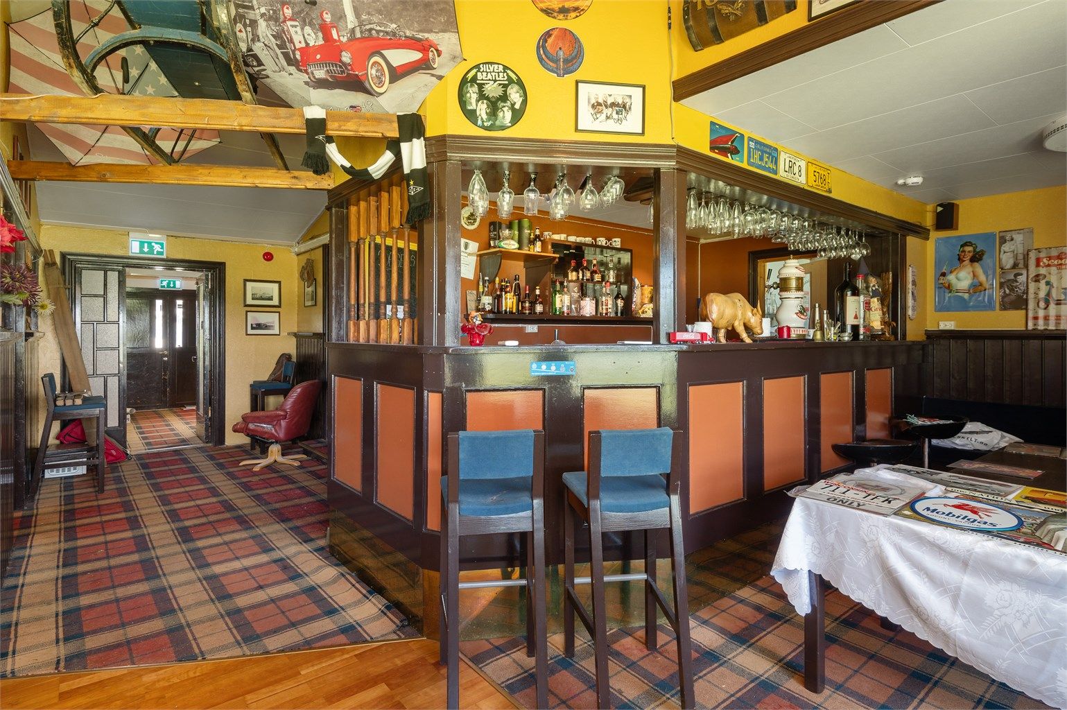 Pub i det brune bygget tilknyttet hovedbygningen mot nord.