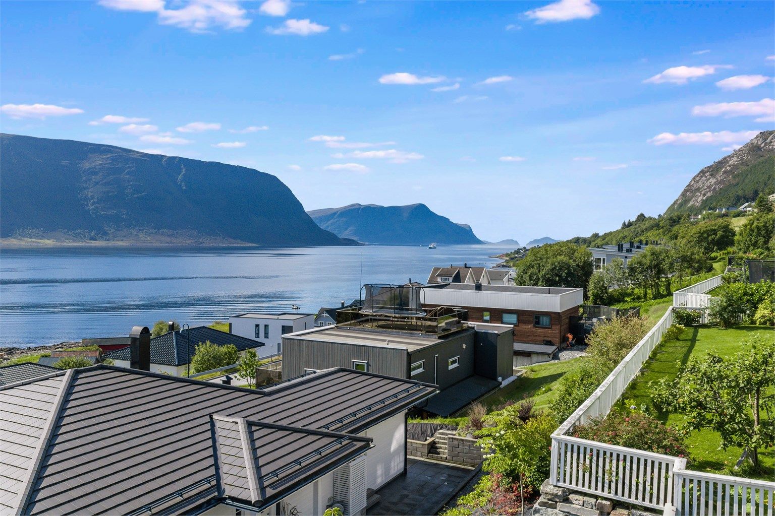 Nydelig utsikt mot Hessafjorden, Sula og Breisundet (Foto: Geir Srisoi)