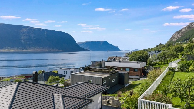 Nydelig utsikt mot Hessafjorden, Sula og Breisundet (Foto: Geir Srisoi)