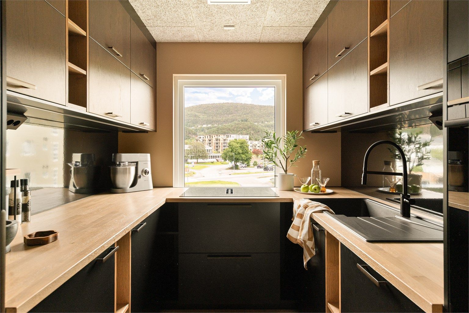 - Stilrent, funksjonelt og tidløst kjøkken med innredning fra IKEA. En smart løsning som kombinerer god oppbevaring med et moderne uttrykk -