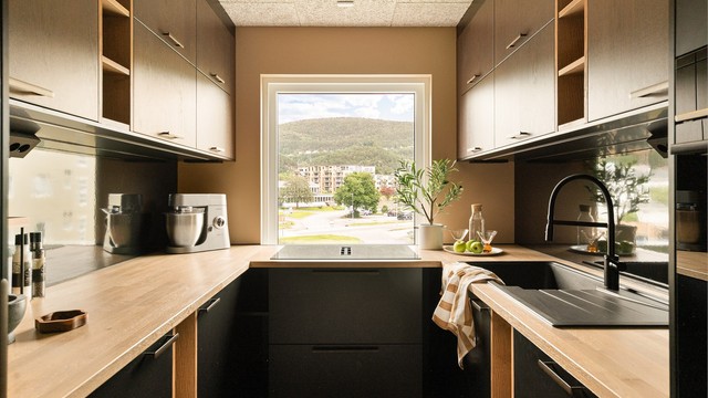 - Stilrent, funksjonelt og tidløst kjøkken med innredning fra IKEA. En smart løsning som kombinerer god oppbevaring med et moderne uttrykk -