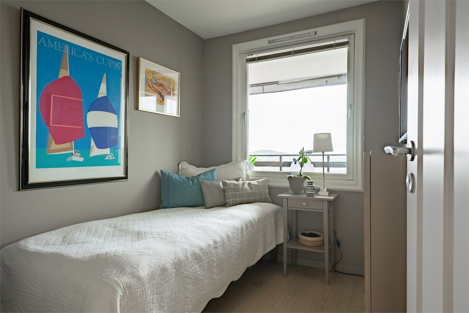 Det andre soverommet egner seg godt som barnerom, gjesterom eller kontor.