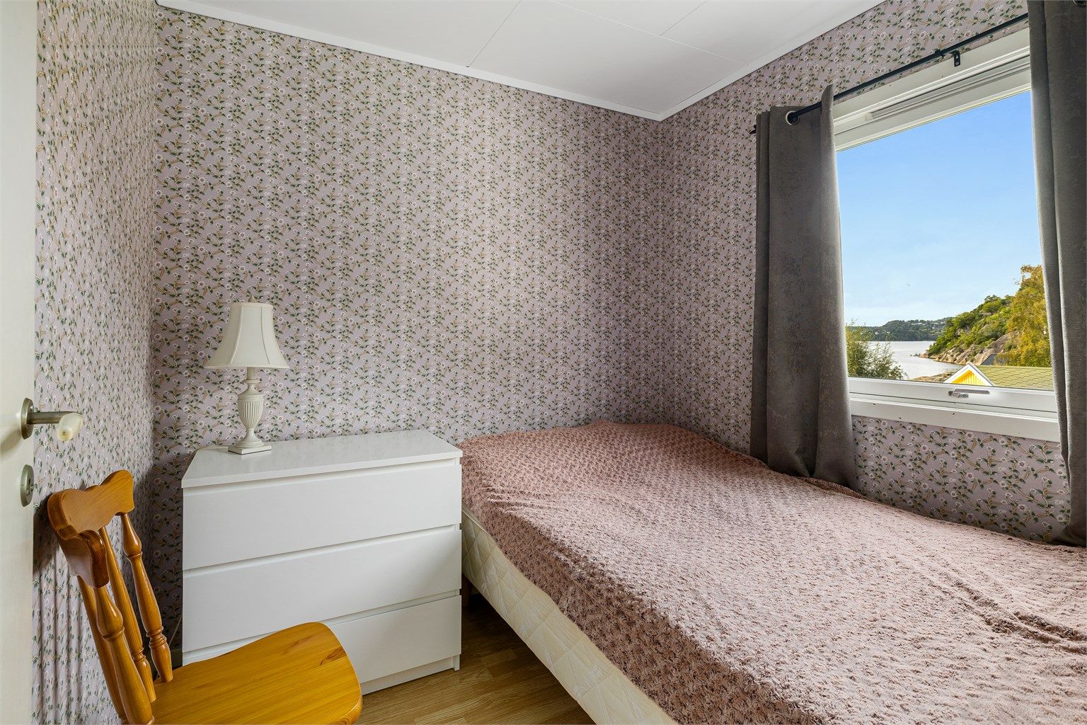 Dette soverommet som ligger i hyttas sydvestre hjørne har fin utsikt.