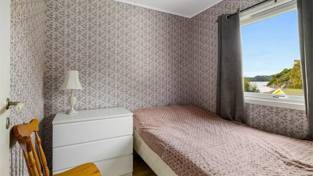 Dette soverommet som ligger i hyttas sydvestre hjørne har fin utsikt.