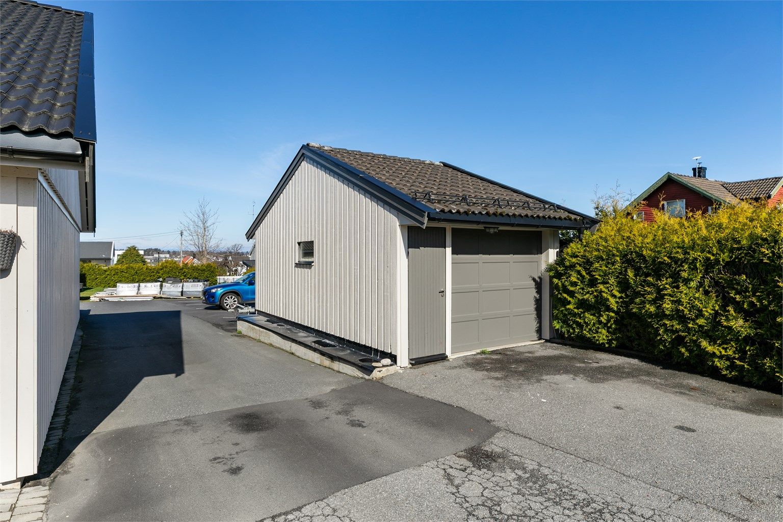 Frittstående garasje på 24 kvm. oppført i 2003 er tinglyst tilleggsareal til 69B. Biloppstillingsplass foran både garasjen og boligen er også tinglyst.