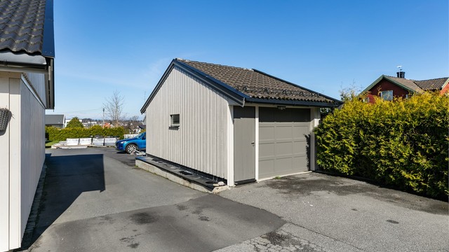 Frittstående garasje på 24 kvm. oppført i 2003 er tinglyst tilleggsareal til 69B. Biloppstillingsplass foran både garasjen og boligen er også tinglyst.