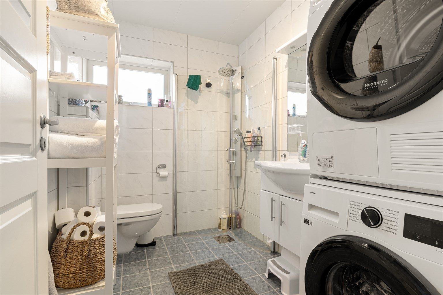 Helfliset baderom som var oppgradert i 2014 som er innredet med vegghengt toalett, servant med underskap, speil og dusjhjørne. Her er også opplegg for vaskemaskin.