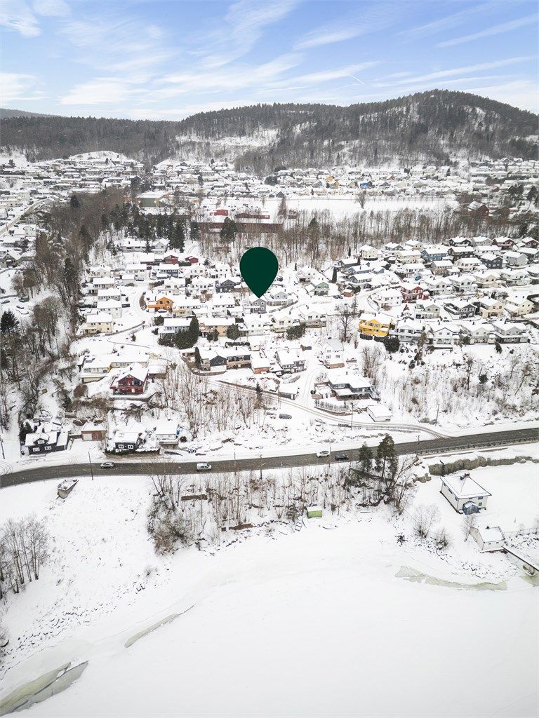 Med bussholdeplass kun 3-4 minutters gange unna, er det enkel kommunikasjon til Drammen sentrum.