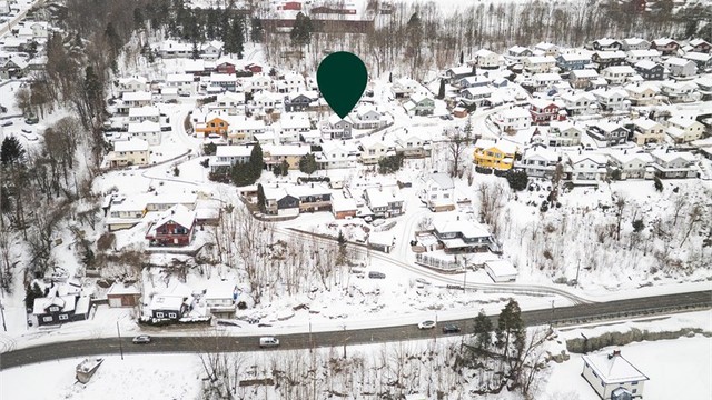 Med bussholdeplass kun 3-4 minutters gange unna, er det enkel kommunikasjon til Drammen sentrum.
