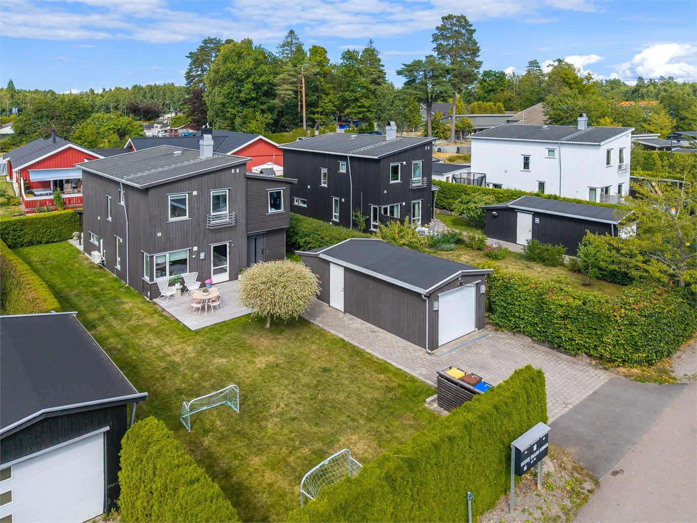 Eiendommen ligger på en pent opparbeidet og skjermet tomt med gode solforhold og hyggelige uteområder.