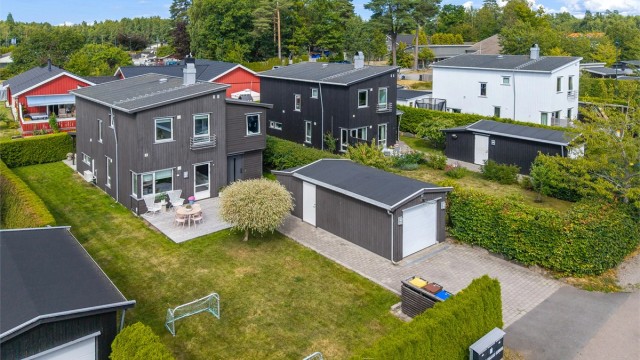Eiendommen ligger på en pent opparbeidet og skjermet tomt med gode solforhold og hyggelige uteområder.