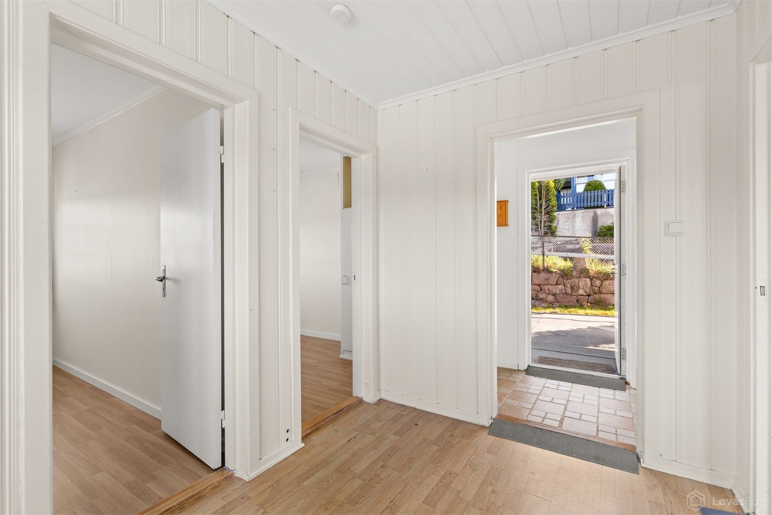 Entreen i første etasje har panelte vegger og god plass til yttertøy.