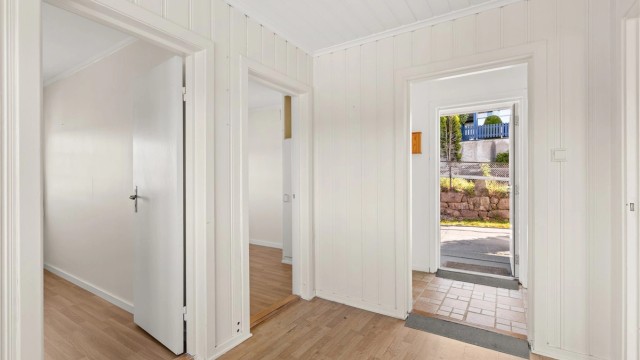 Entreen i første etasje har panelte vegger og god plass til yttertøy.