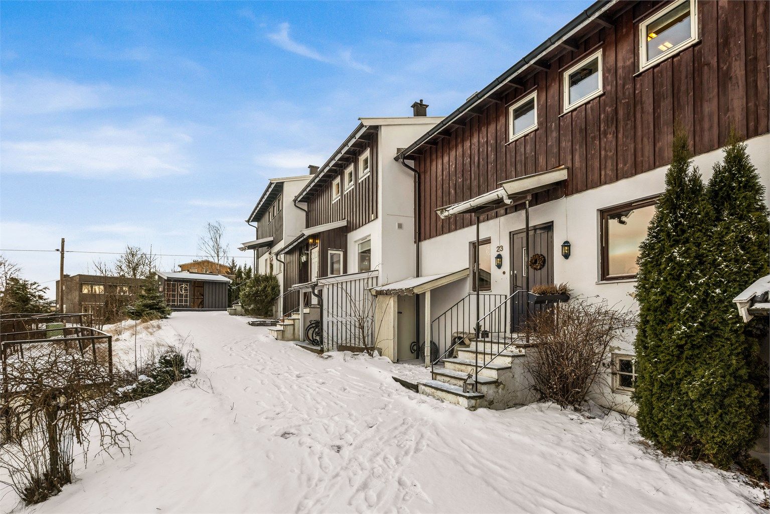 Eiendommen har adkomst fra Ostadalsveien via intern adkomstvei på inngangssiden av bygget, felles for nr. 21 og 19B. Rekkehuset har praktisk og familievennlig planløsning over tre plan med adkomst til 1. etasje fra bakkeplan.