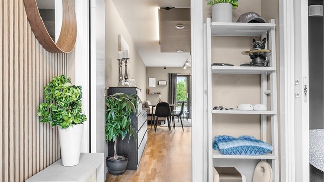 Leiligheten har en romslig entré med plass til hyller og diverse for oppheng og oppbevaring av yttertøy