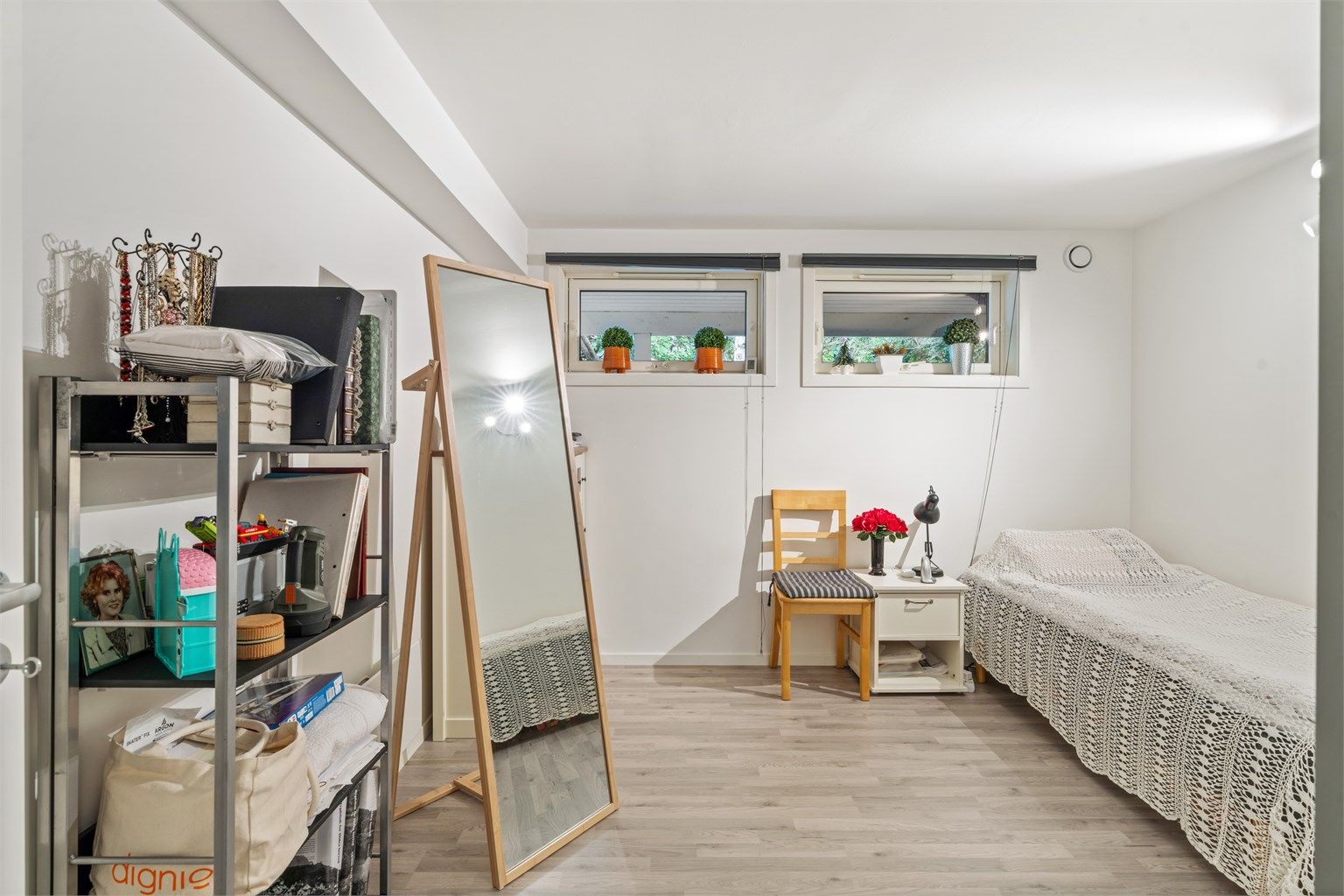 Soverom i utleiedelen med plass til seng og oppbevaring.