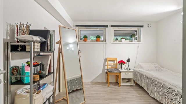 Soverom i utleiedelen med plass til seng og oppbevaring.