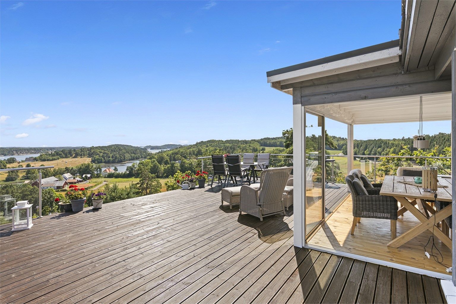 Det er rikelig med utearealer i flere nivåer rundt hytta. Mot sjøen i syd er det egen glassveranda – perfekt for å kunne nyte utsikt og sol i skjermede omgivelser, eller bare lange, behagelige sommerkvelder. 