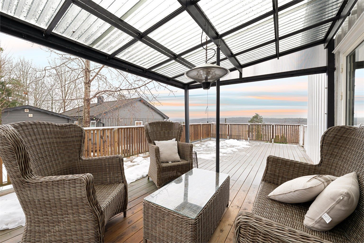 Ute som inne sees flott utsikt mot landskapet i vest. På terrassen er det sommerstid gode solforhold det meste av dagen. 
Fotograf; Kristoffer Kristiansen.