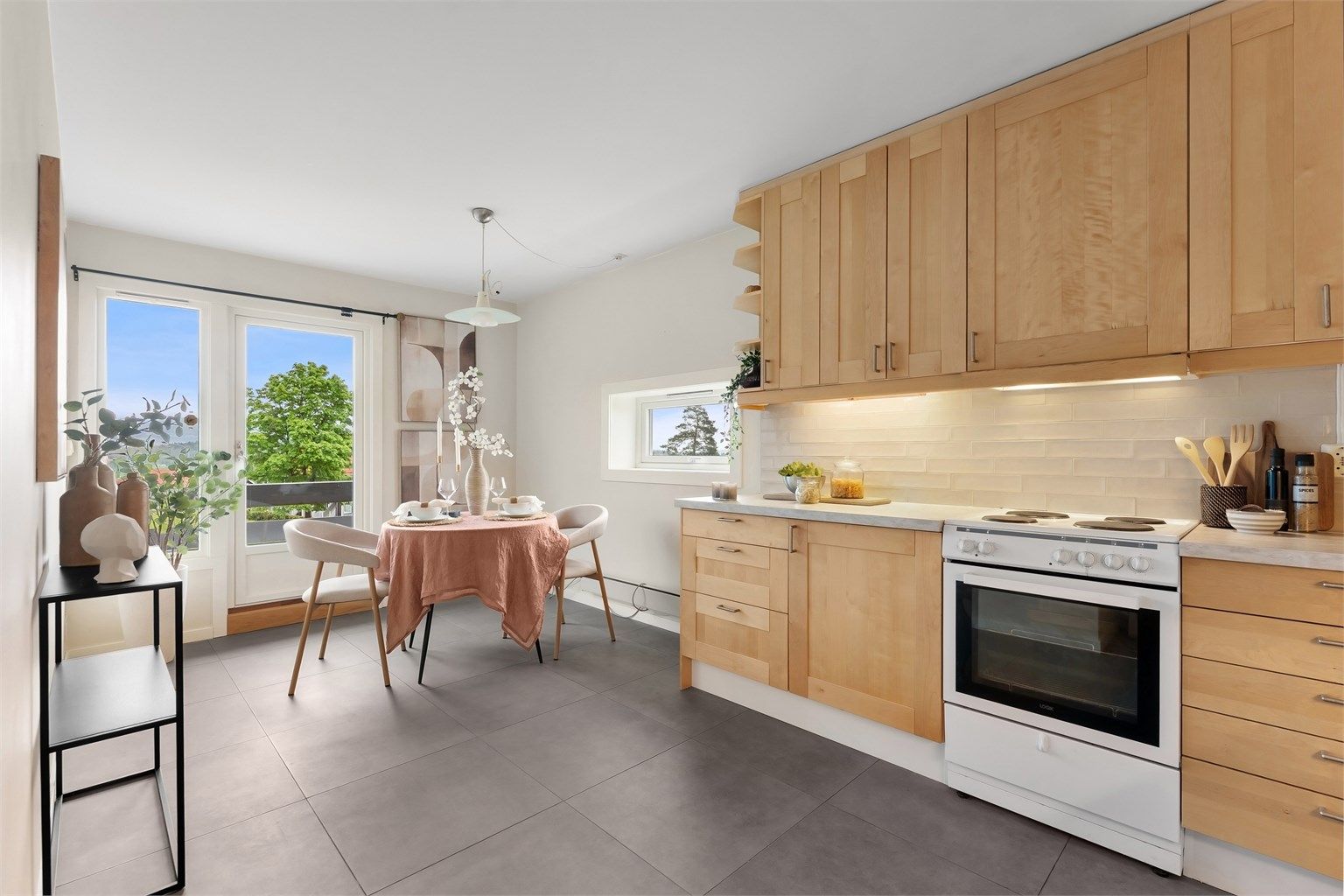 Velfungerende kjøkken med plass til spisebord. Lys fra 2 yttervegger og utgang til øst/nordøstvendt balkong på 9 m²