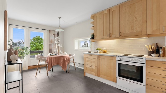 Velfungerende kjøkken med plass til spisebord. Lys fra 2 yttervegger og utgang til øst/nordøstvendt balkong på 9 m²