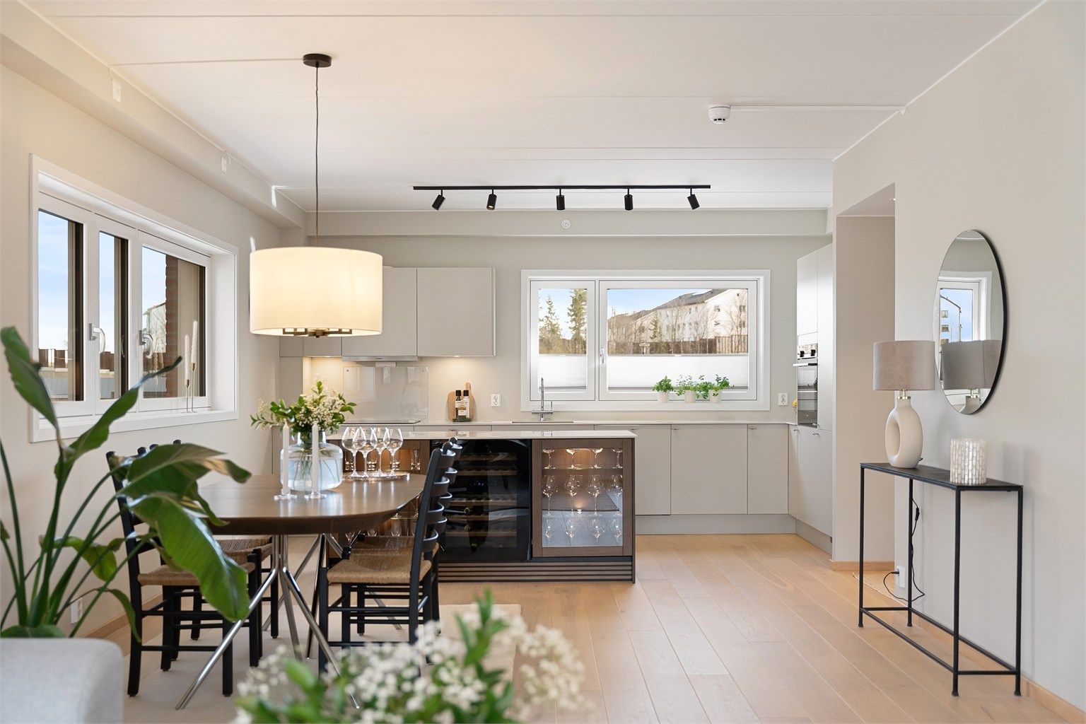 Velkommen til Professor Kohts vei 81 - Legg merke til det lekre kjøkkenet i åpen løsning mot stuen