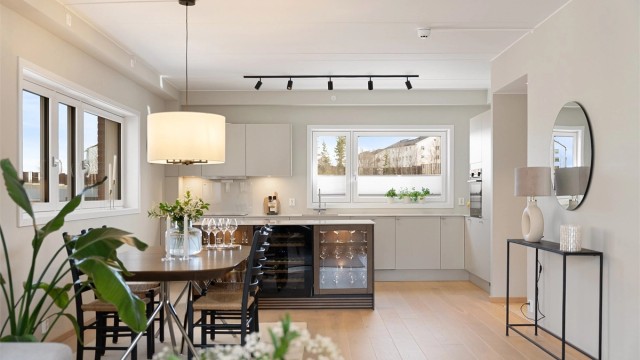 Velkommen til Professor Kohts vei 81 - Legg merke til det lekre kjøkkenet i åpen løsning mot stuen