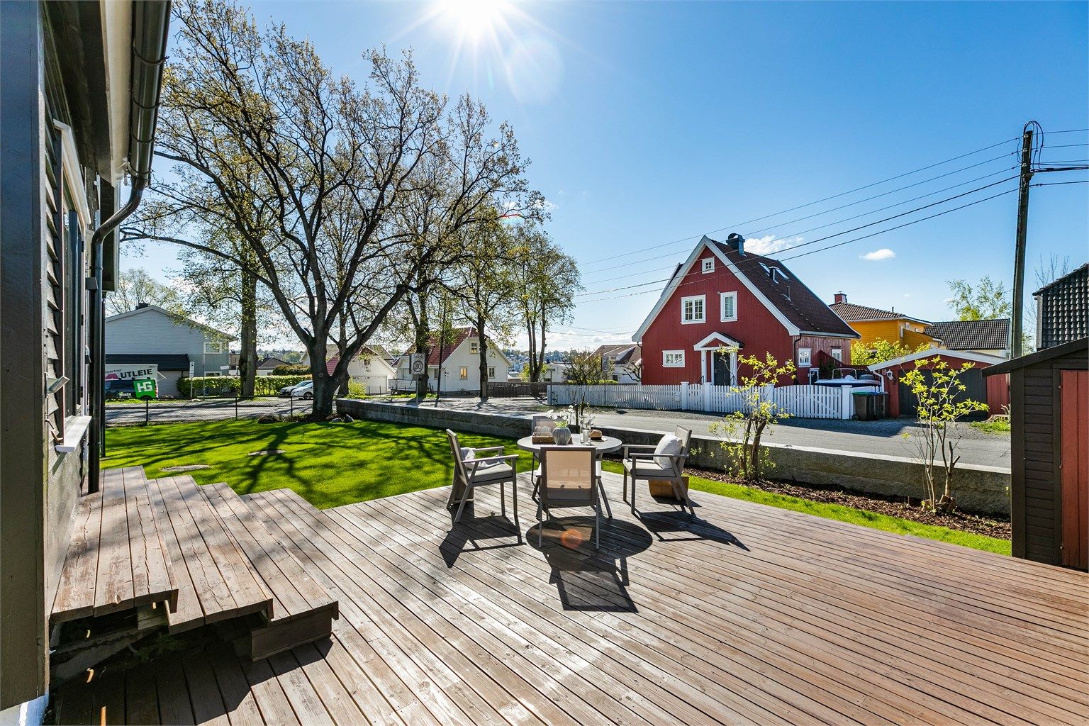 Samtidig med oppgradering av hagen er det utført trefelling for blant annet å bedre terrassens solforhold, som nå er meget gode. Fotograf; Børge Oppegård.