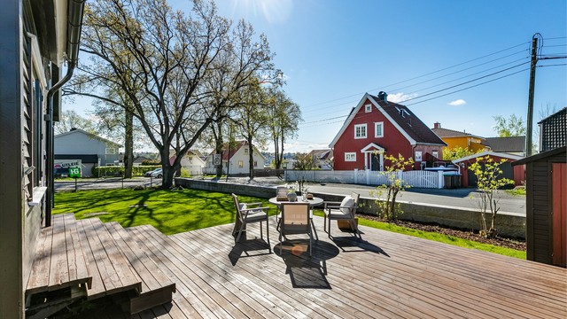 Samtidig med oppgradering av hagen er det utført trefelling for blant annet å bedre terrassens solforhold, som nå er meget gode. Fotograf; Børge Oppegård.