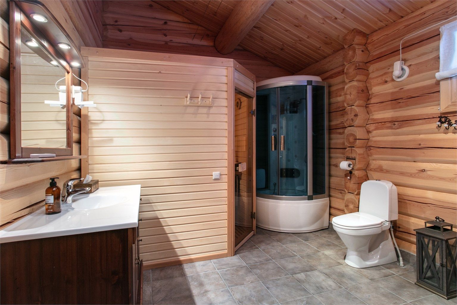 Badet er et høydepunkt for deg som setter pris på velvære og moderne baderomsfasiliteter. Her finner du både sauna, stort hjørnebadekar, stort og romslig dusjkabinett og toalett 