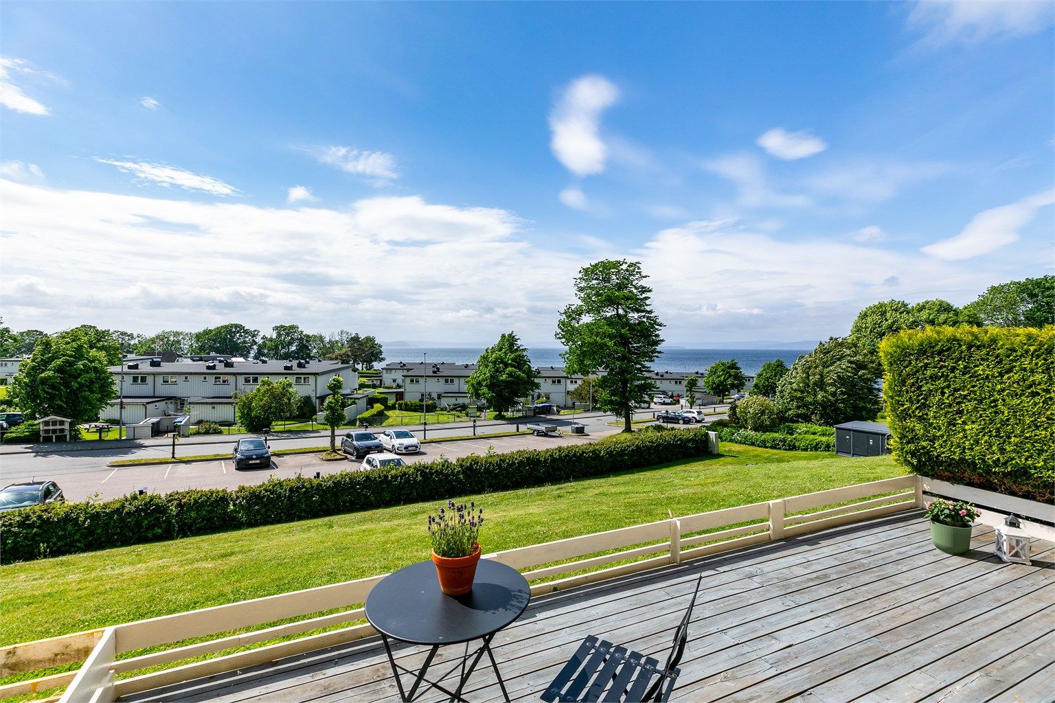 Leiligheten inngår i 87-blokka, nest nederst i Refsnesalleen, med kvaliteter som flott utsikt til Oslofjorden og en stor, solfylt platting. Fotograf; Børge Oppegård.