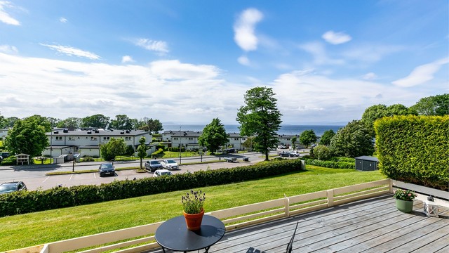 Leiligheten inngår i 87-blokka, nest nederst i Refsnesalleen, med kvaliteter som flott utsikt til Oslofjorden og en stor, solfylt platting. Fotograf; Børge Oppegård.