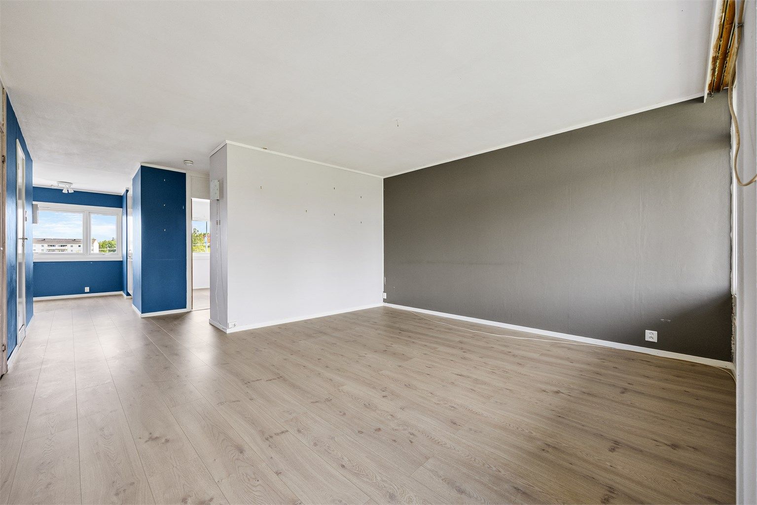 Stuen har en åpen løsning mot kjøkkenet, med god plass til sofagruppe.