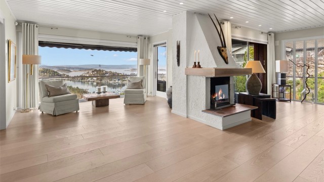 En stor og innholdsrik bolig med en god og gjennomtenkt planløsning som åpner for flere bruksmuligheter der ulike generasjoner kan få spillerom. Store stuer som er skreddersydd for både hverdagsliv og sosiale sammenkomster