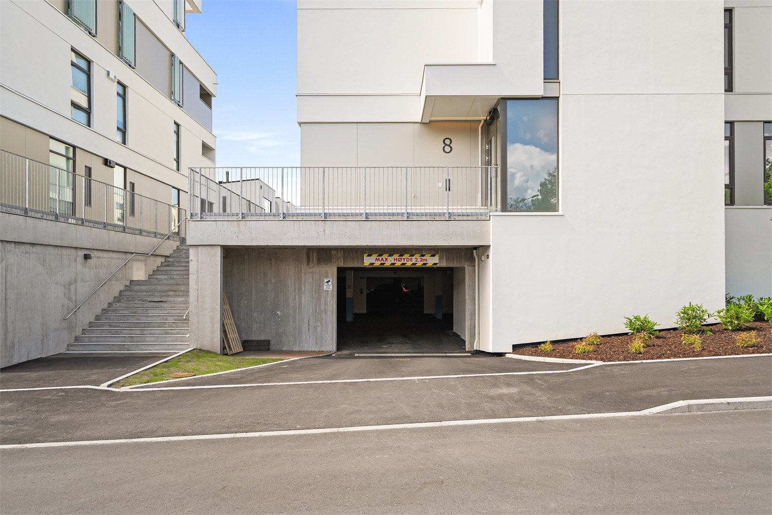 Innkjørsel til parkering, samt gjesteparkering.