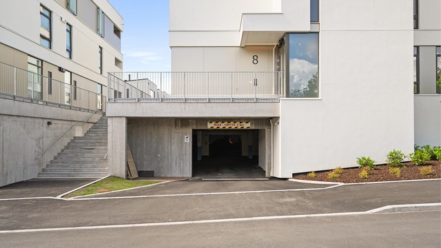 Innkjørsel til parkering, samt gjesteparkering.
