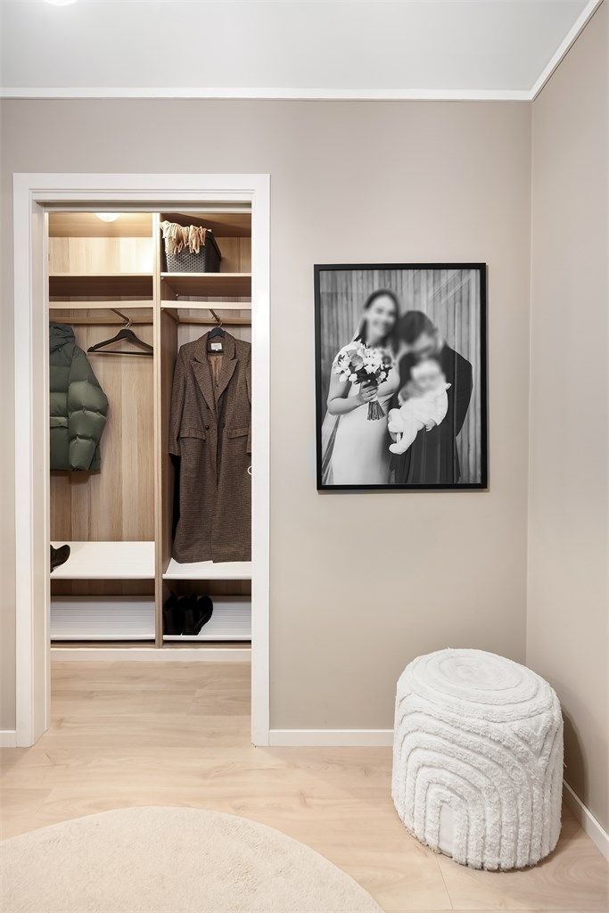 I tilknytning til gangen er en tidligere bod omgjort til et praktisk walk-in-closet.