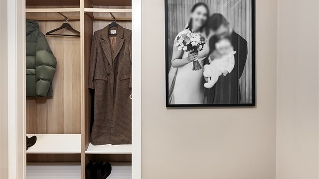 I tilknytning til gangen er en tidligere bod omgjort til et praktisk walk-in-closet.
