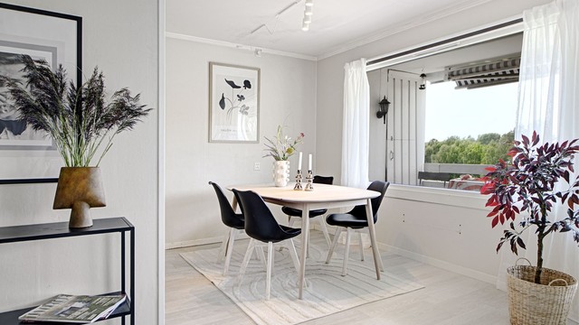 Spisestue - god plass til spisebord i tilknytning til både kjøkken og stue - store vindusflater som bidrar godt med naturlig lysinnslipp