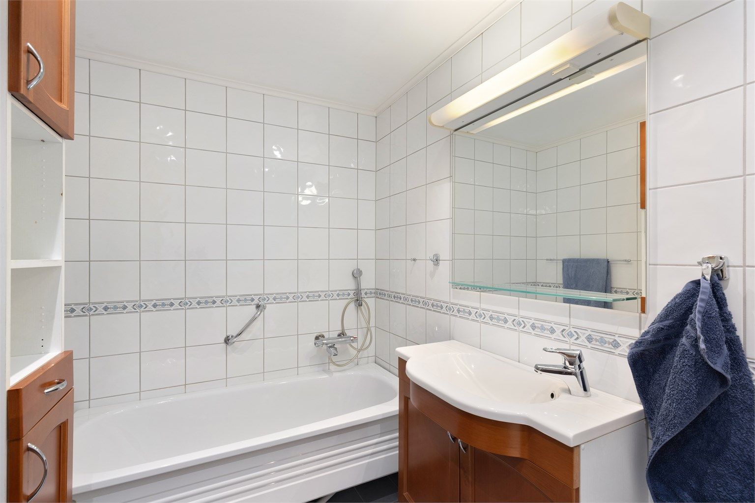 Leiligheten har to bad. Hovedbadet har badekar og gulvvarme