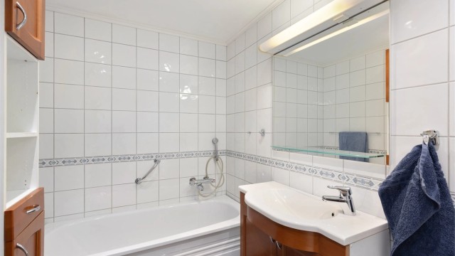 Leiligheten har to bad. Hovedbadet har badekar og gulvvarme