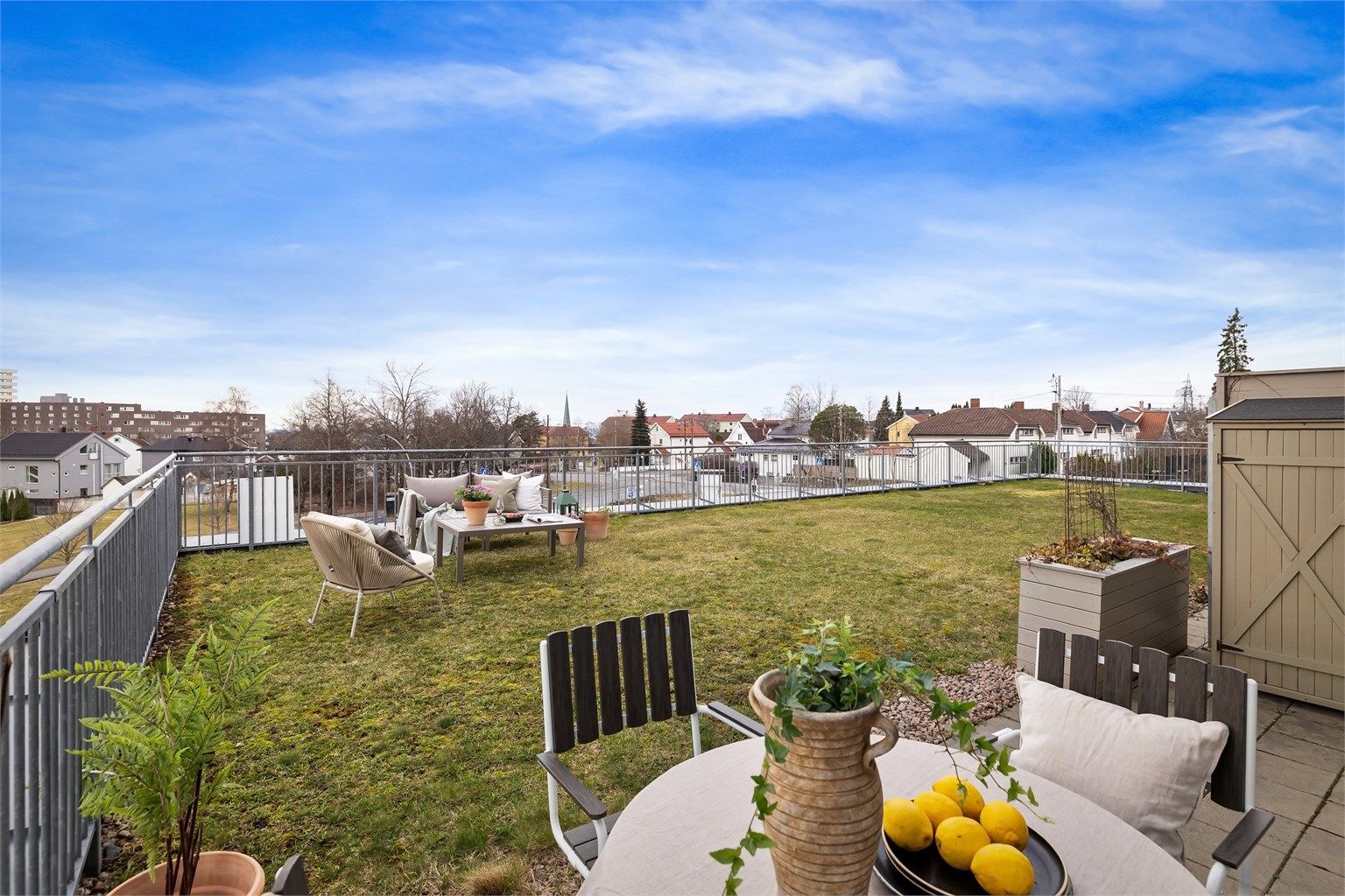 Lys og luftig 3-roms endeleilighet med rekkehusfølelse og markterrasse