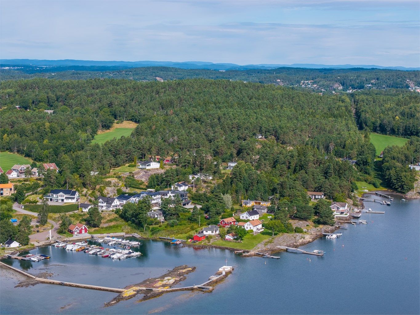 Tjøme er spesielt kjent for sin vakre skjærgård og nesten alle veier leder til havet og fra eiendommen kan du gå ned til sjøen og båten din om den ligger nede i båthavnen.  
