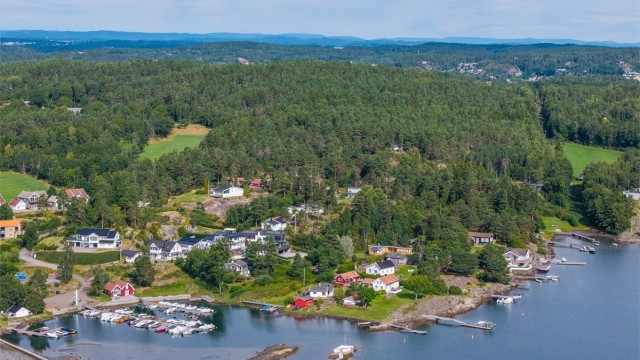 Tjøme er spesielt kjent for sin vakre skjærgård og nesten alle veier leder til havet og fra eiendommen kan du gå ned til sjøen og båten din om den ligger nede i båthavnen.