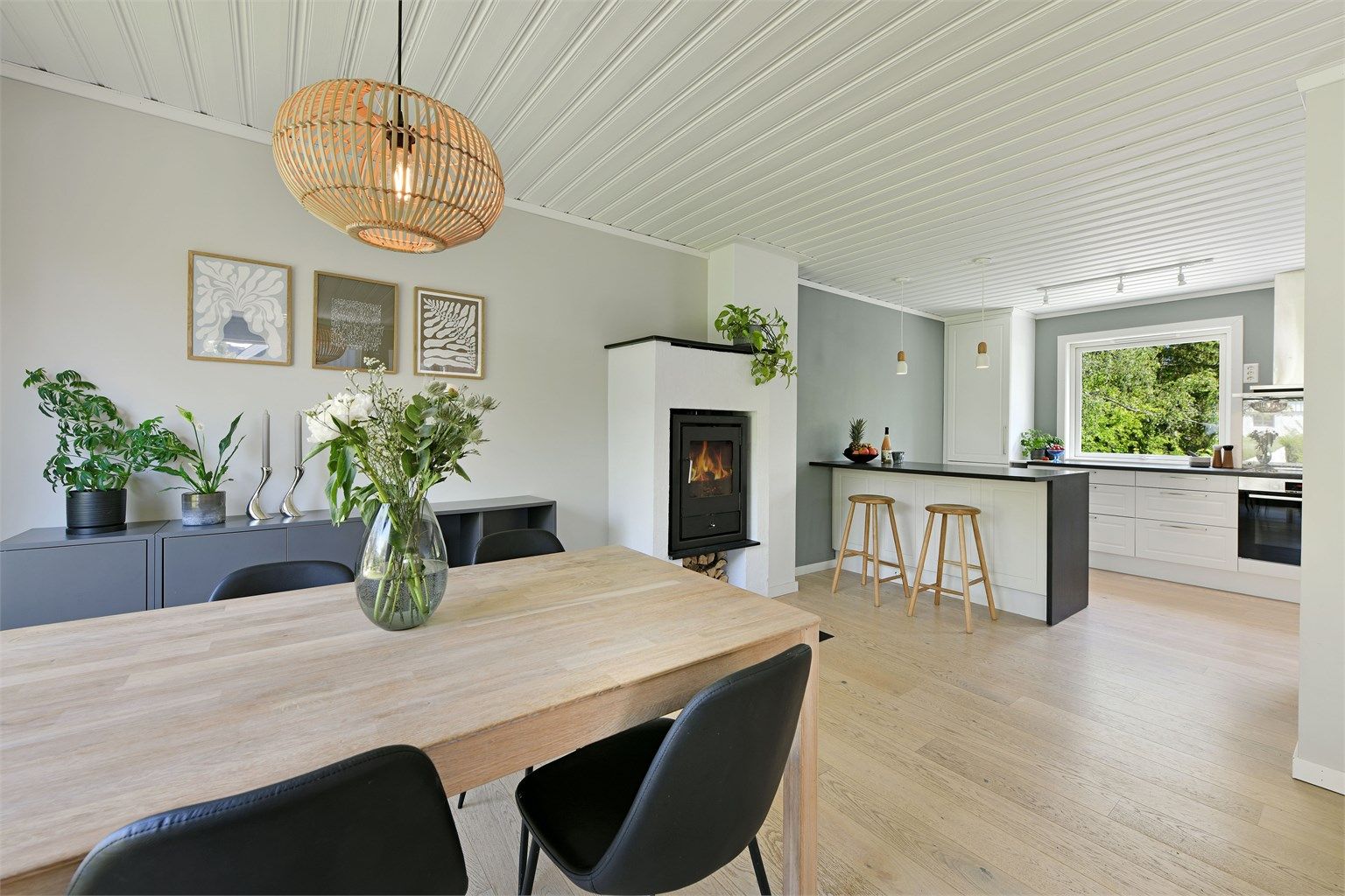 Åpen kjøkkenløsning mot stue - god plass til langbord i stue som innbyr til hyggelige selskaper