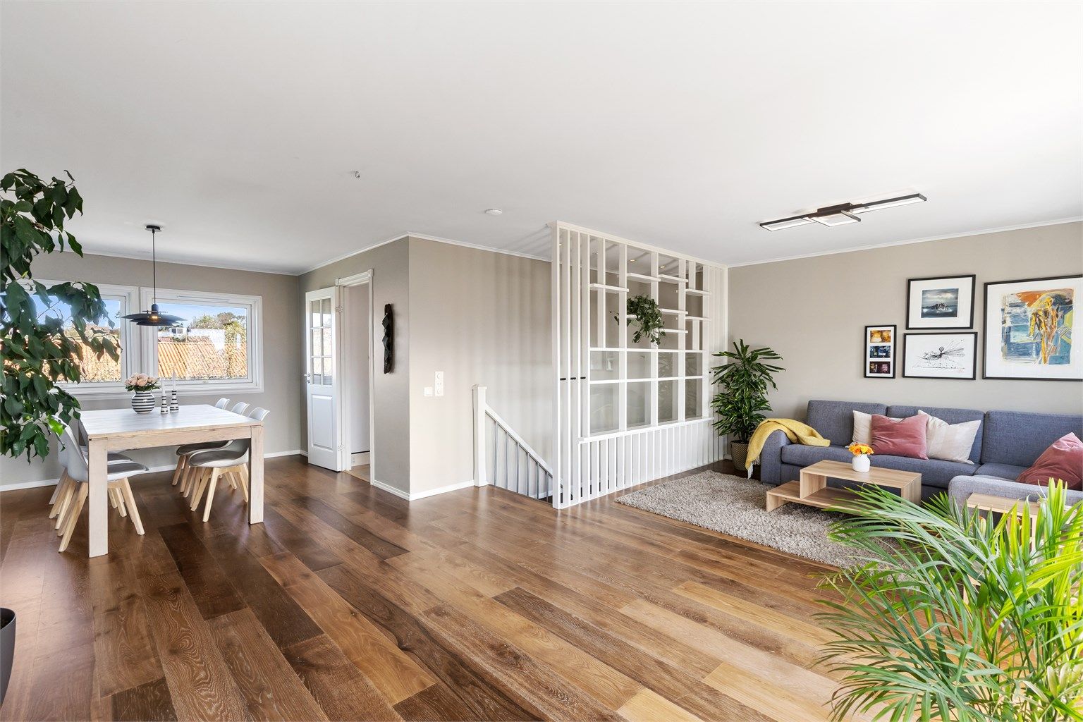 Oversikt over hele oppholdsrommet i andre etasje.